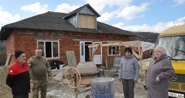 На Тернопільщині односельці добудували будинок бійцю, який втратив на фронті ноги